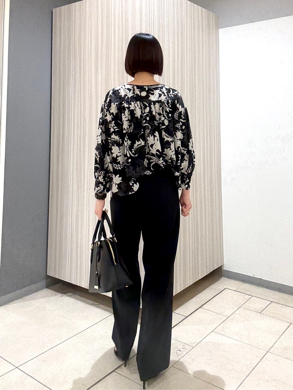 Itoさんの「UNTITLED｜【洗える/はっ水/後ろウエストゴム】ストレッチ2タックワイドパンツ」を使ったコーディネート
