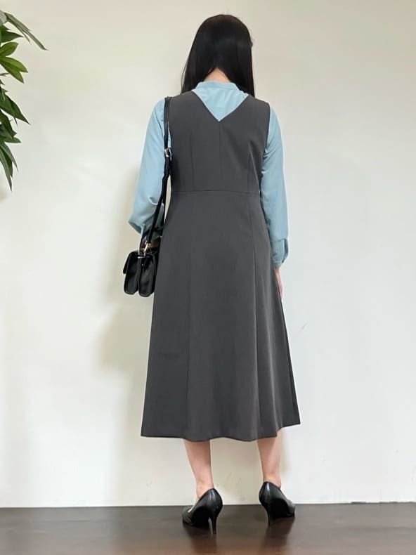 カレンさんの「UNTITLED｜【Aライン/ワンピース】Vネックジャンパースカート」を使ったコーディネート