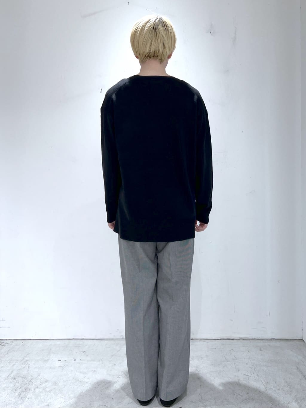 JINさんの「OPAQUE.CLIP｜Vネックニット／エクストラファインメリノウール【THEシリーズ／洗濯機OK】」を使ったコーディネート