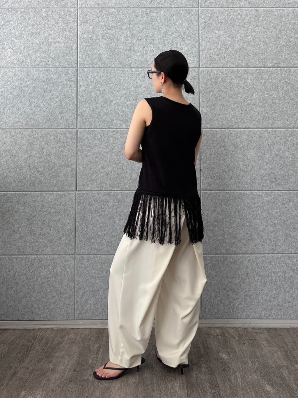 ayanoさんの「INDIVI｜スリーブレスフリンジニット」を使ったコーディネート