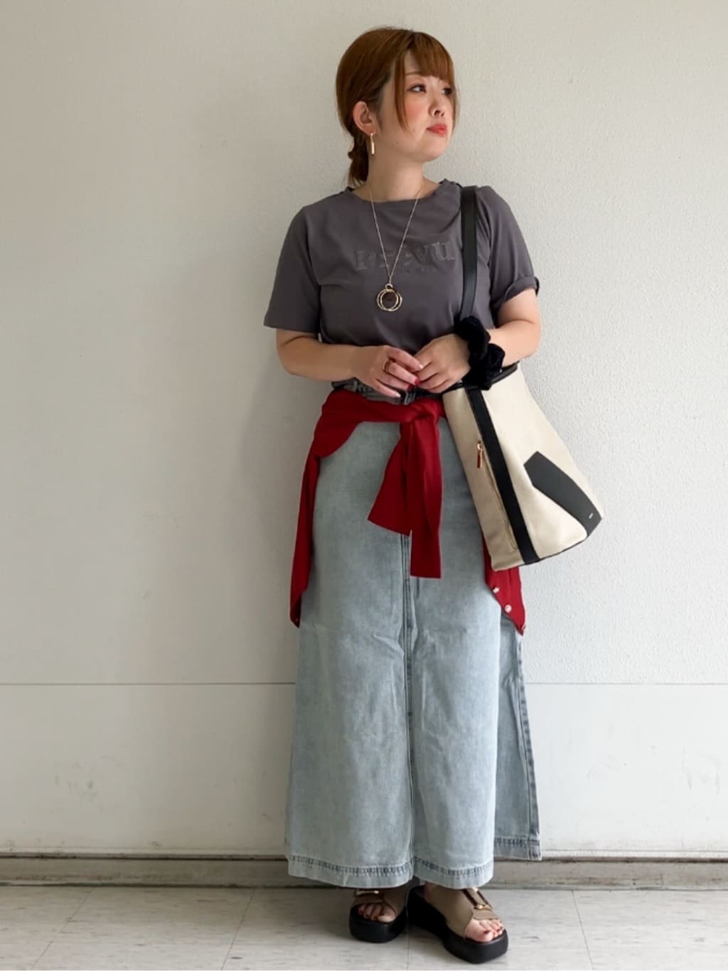 MIPPOさんの「index｜スパンコール刺繍ロゴTシャツ【洗濯機洗い可／接触冷感／UVケア】」を使ったコーディネート