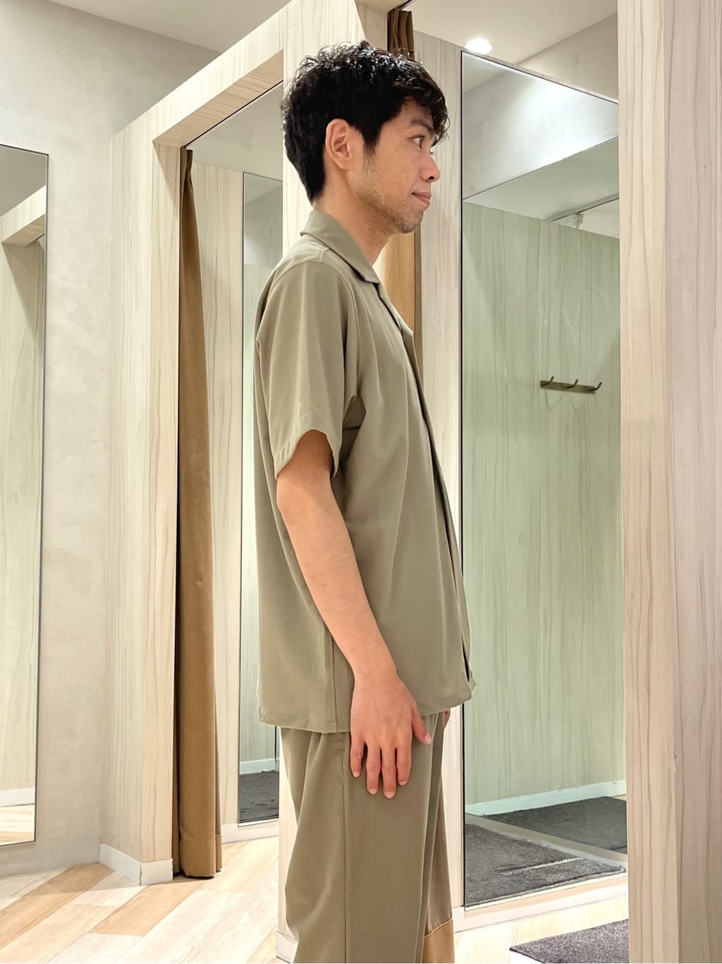 URAさんの「TAKEO KIKUCHI｜【COOL CITY WEAR】エアートール オープンカラーシャツ /接触冷感・通気性」を使ったコーディネート