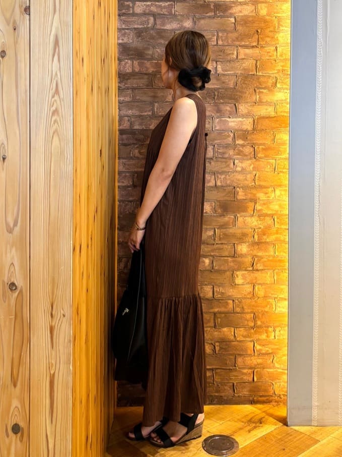 mieさんの「SHOO･LA･RUE｜【S-LL】後ろ姿も抜かりなく 1枚でサマ見え ティアードワンピース」を使ったコーディネート
