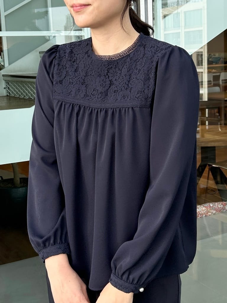 shinoさんの「Couture brooch｜【ハレの日・通勤】レースドッキング ブラウス」を使ったコーディネート
