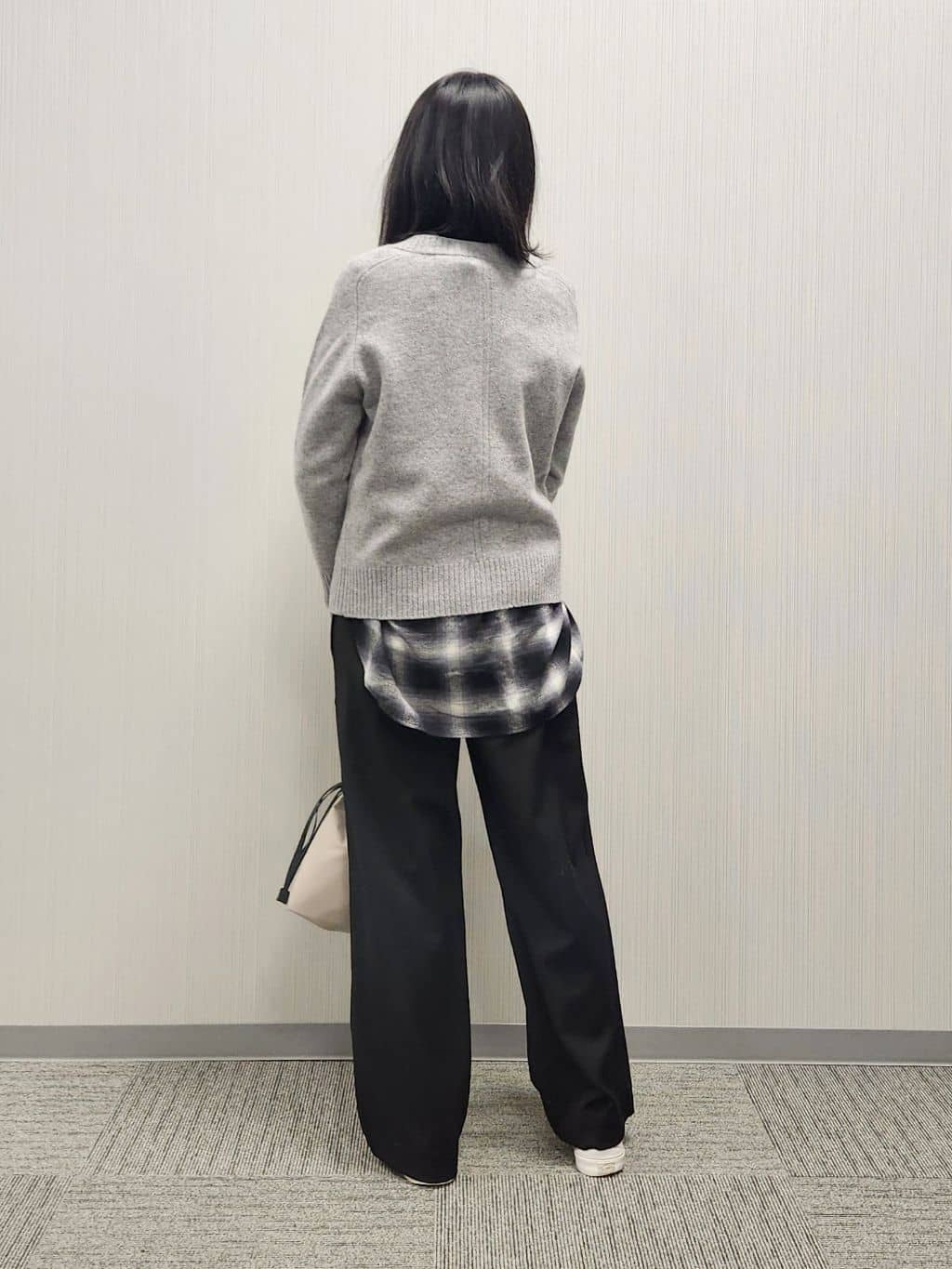 naraさんの「Dessin｜ウールカシミヤVネック」を使ったコーディネート