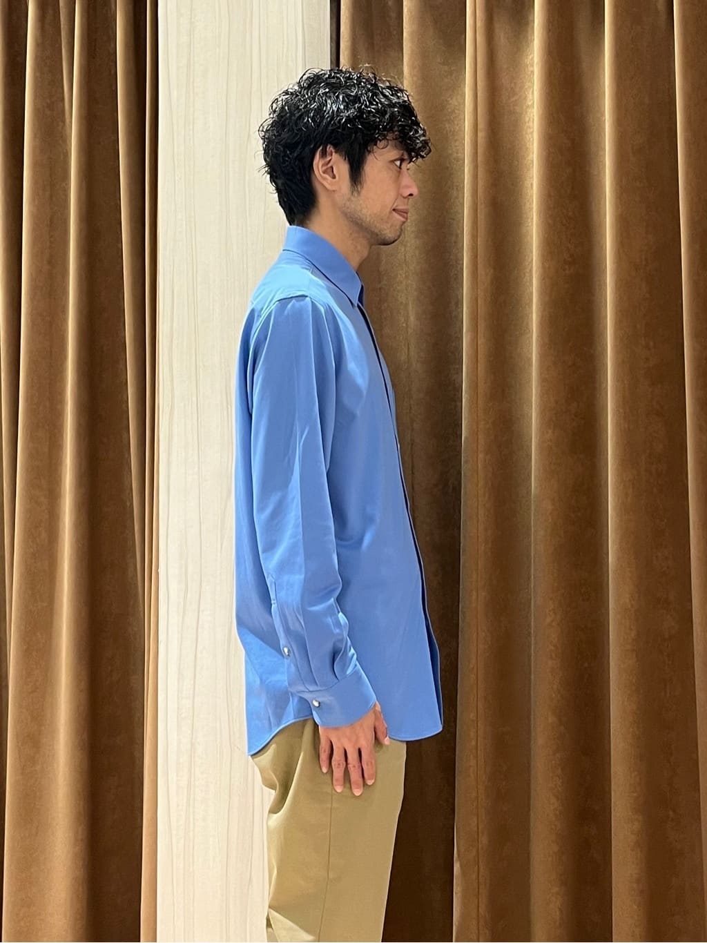 URAさんの「TAKEO KIKUCHI｜【オフィスカジュアル対応】ドレス チノパンツ」を使ったコーディネート