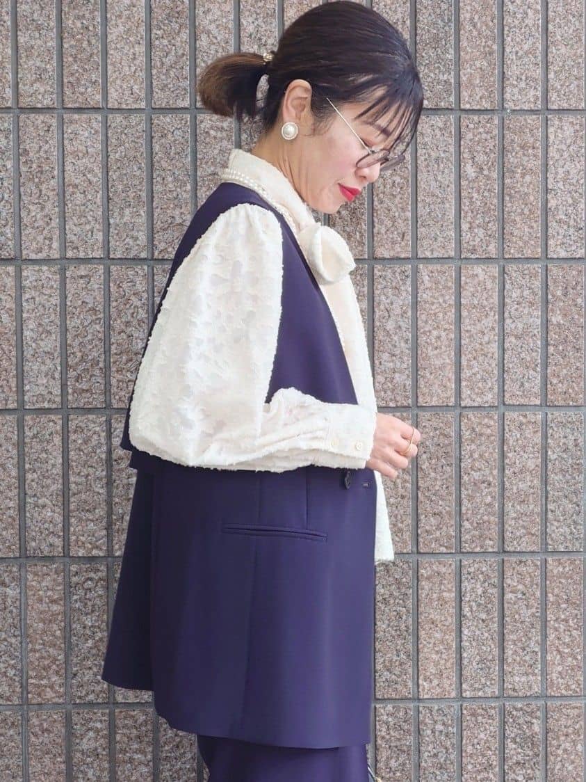 MUTSUKOさんの「UNTITLED｜【セレモニー/洗える/シアー】カットジャカード ボウタイブラウス」を使ったコーディネート