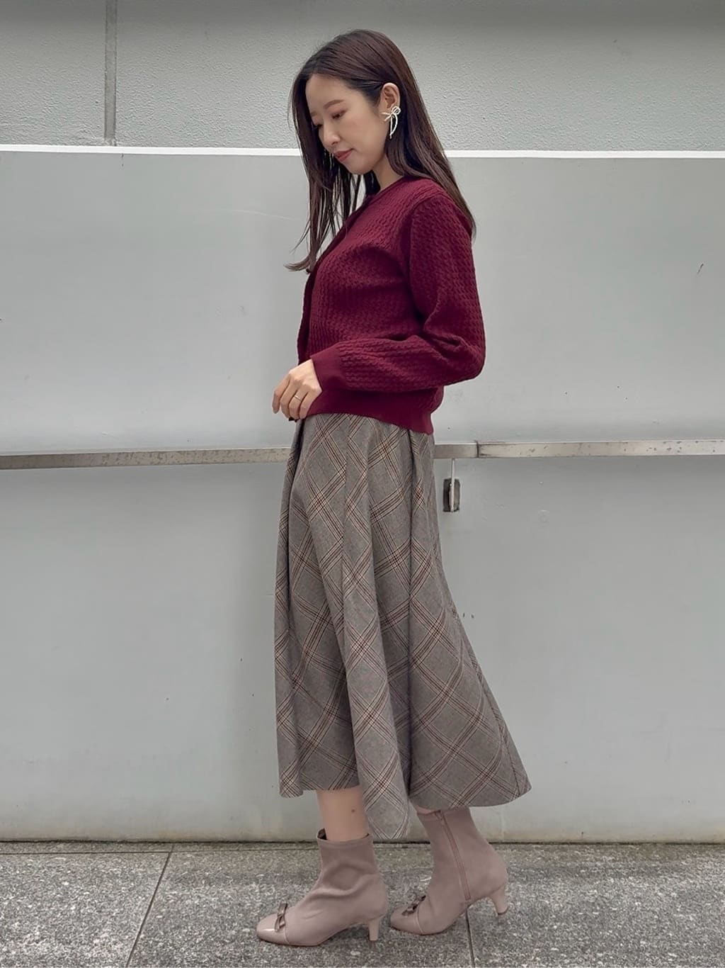 teiさんの「Couture brooch｜【通勤・大人可愛い】TRチェックスカート」を使ったコーディネート