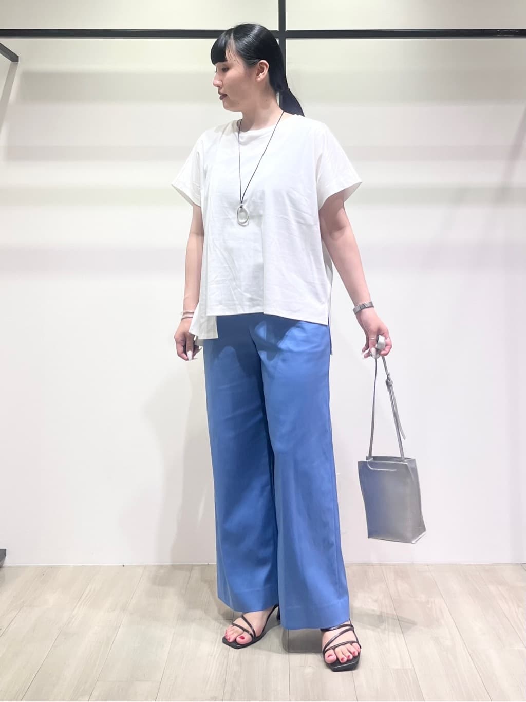 hasuさんの「INDIVI｜【洗える／汗ジミ防止】バイカラー＆アシメヘム Tシャツ」を使ったコーディネート