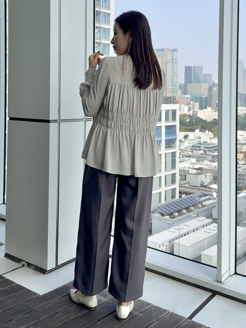 teiさんの「Couture brooch｜【マシンウォッシャブル・きれいめ・通勤】シャーリングチュニックブラウス」を使ったコーディネート