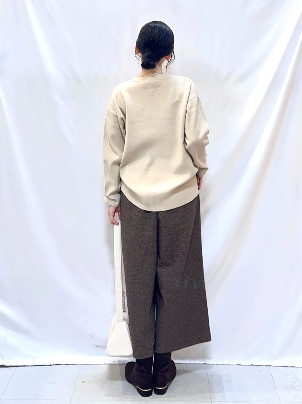𝐇𝐢𝐫𝐨𝐦𝐢さんの「SHOO･LA･RUE｜【洗濯機可/セットアップ可】さりげないラメ使いで差をつける クルーネックニット」を使ったコーディネート