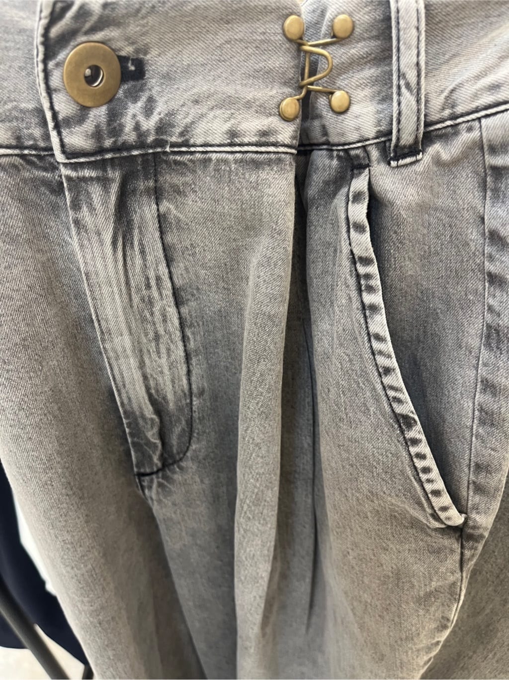 yoshiさんの「THE SHOP TK｜ツータックワイドデニムパンツ」を使ったコーディネート