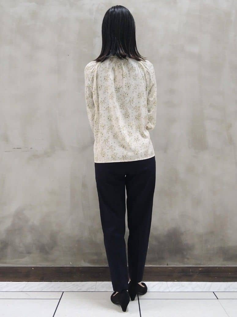 shioさんの「grove｜◆【デイリーから特別な日まで】華やかさを纏うヴィンテージサテンブラウス」を使ったコーディネート