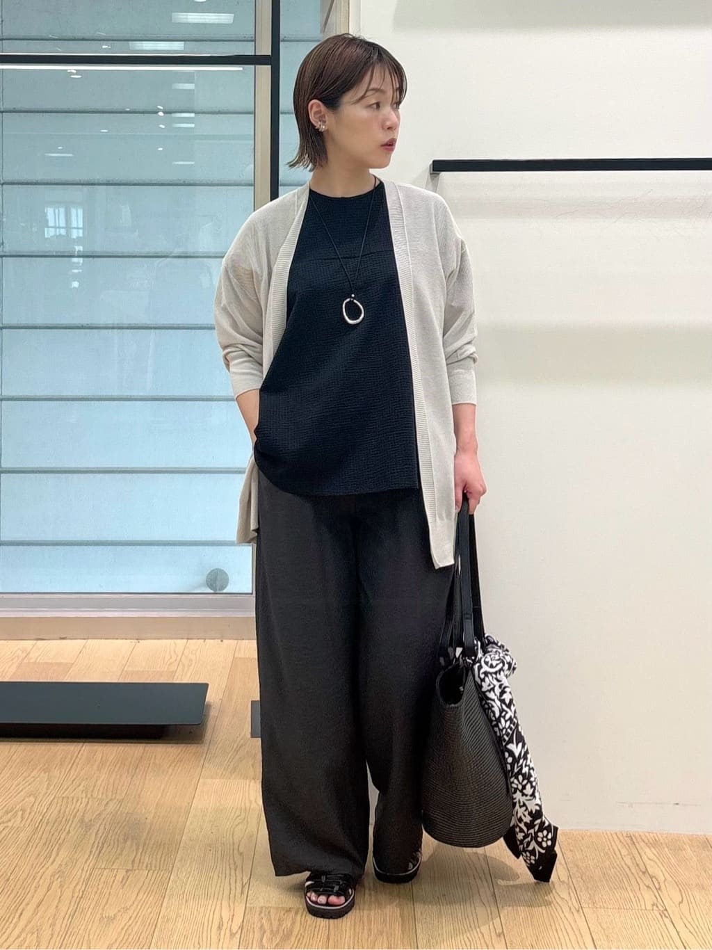 asamiさんの「INDIVI｜【90cm四方】ボタニカル柄大判スカーフ」を使ったコーディネート
