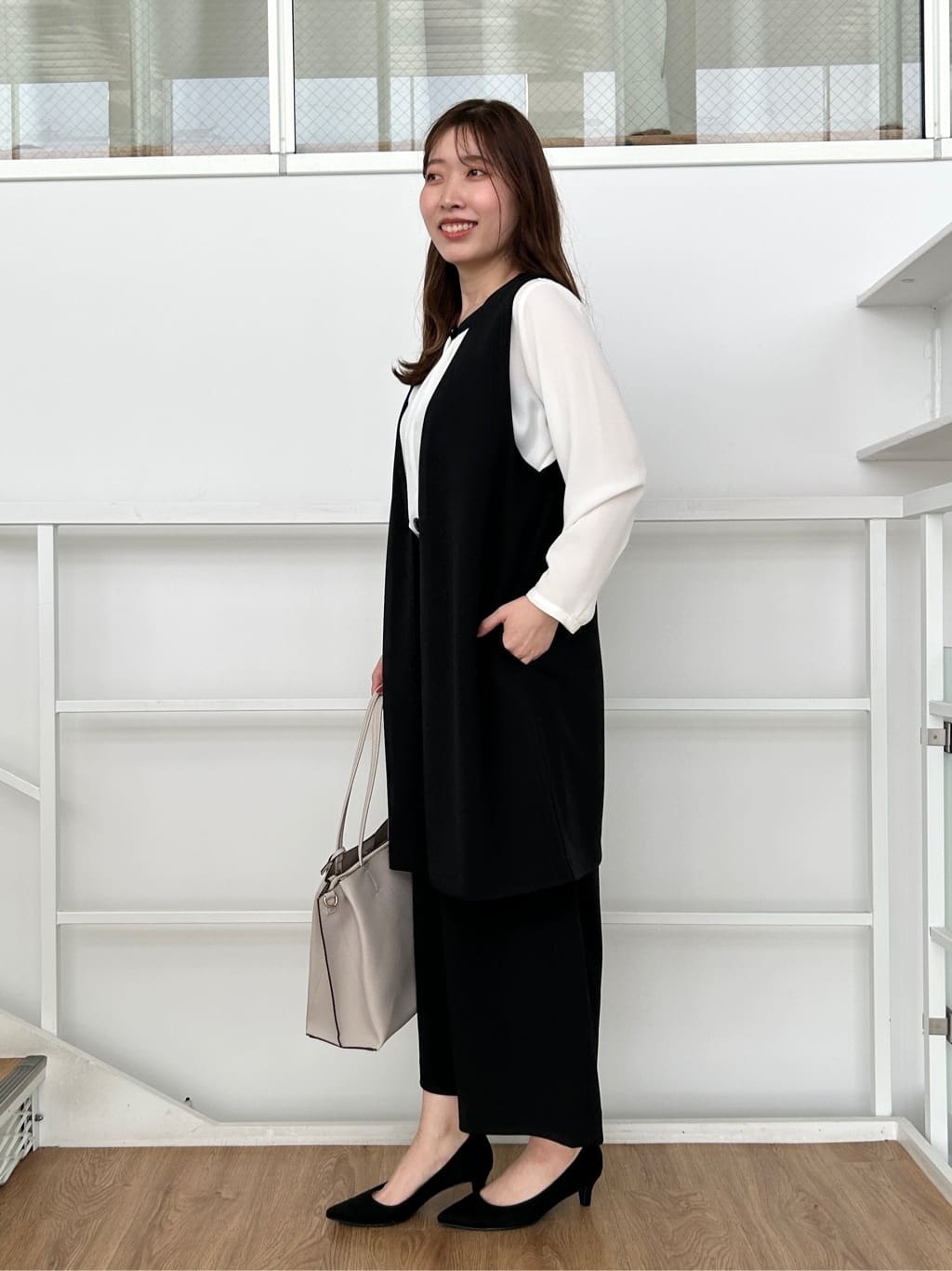 shionさんの「SHOO･LA･RUE｜【通勤/デイリー/セットアップ可】マルチに使える カットジョーゼット ワイドパンツ」を使ったコーディネート