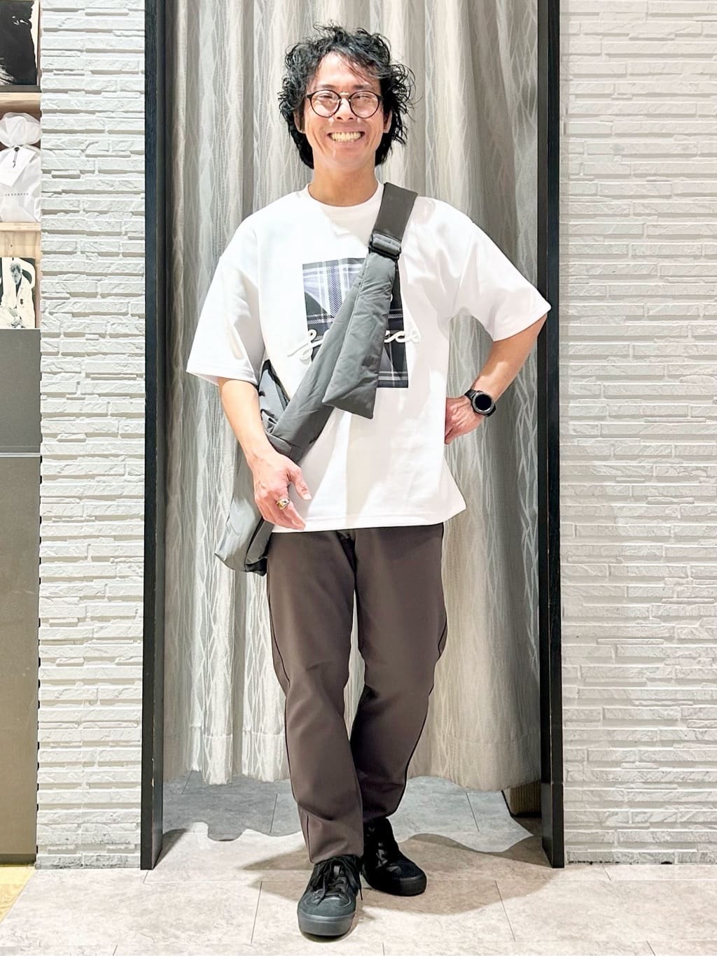 KENJI Iさんの「THE SHOP TK｜コード刺繍フォトプリント半袖Tシャツ 【洗濯機OK】」を使ったコーディネート