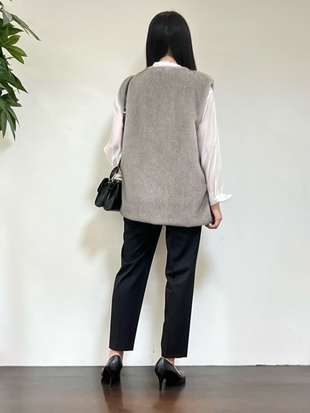 カレンさんの「UNTITLED｜【トレンド/ジレ】フェイクファーベスト」を使ったコーディネート