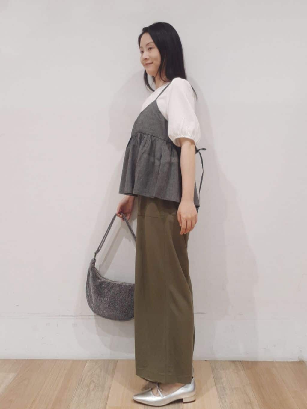 にこさんの「grove｜【接触冷感】見た目はきちんと、着心地はらくちん クロップドベイカーパンツ」を使ったコーディネート