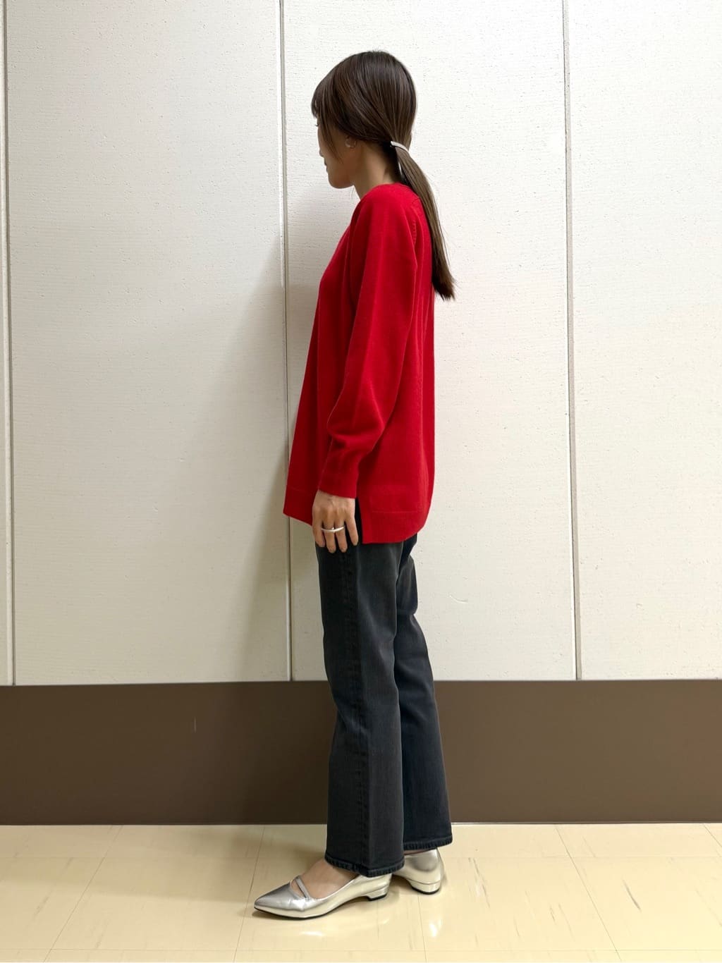 mamiさんの「INDIVI｜【洗える／チュニック丈／カシミヤ混】スリットデザインVネックニット」を使ったコーディネート
