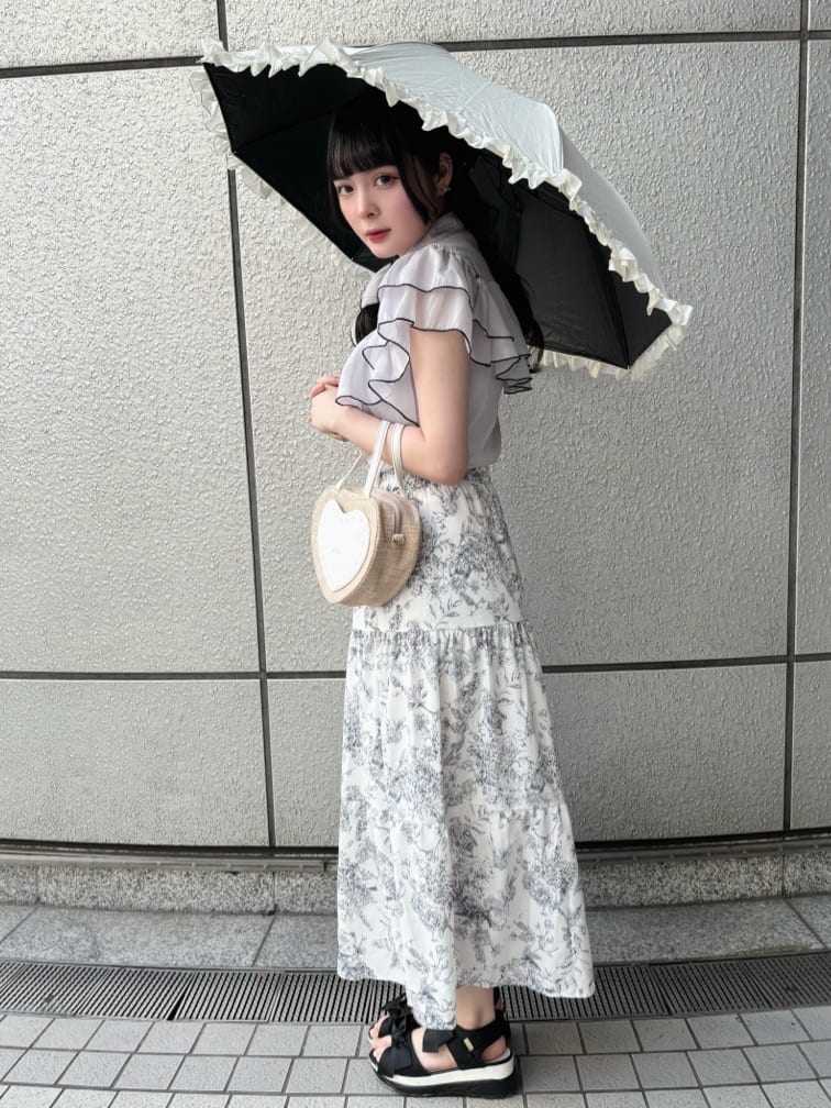 HUANG WEI HSUANさんの「ESPERANZA｜【折りたたみ/晴雨兼用】遮光率100％！ワンタッチ開閉 フリル折りたたみ日傘」を使ったコーディネート