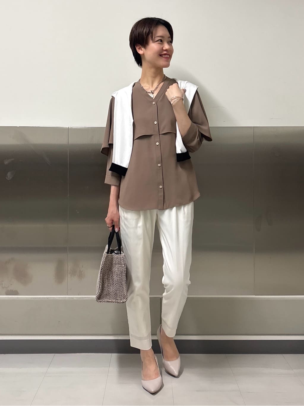 kanaeさんの「INDIVI｜【羽織りとしても活躍！】ケープカラーブラウス」を使ったコーディネート