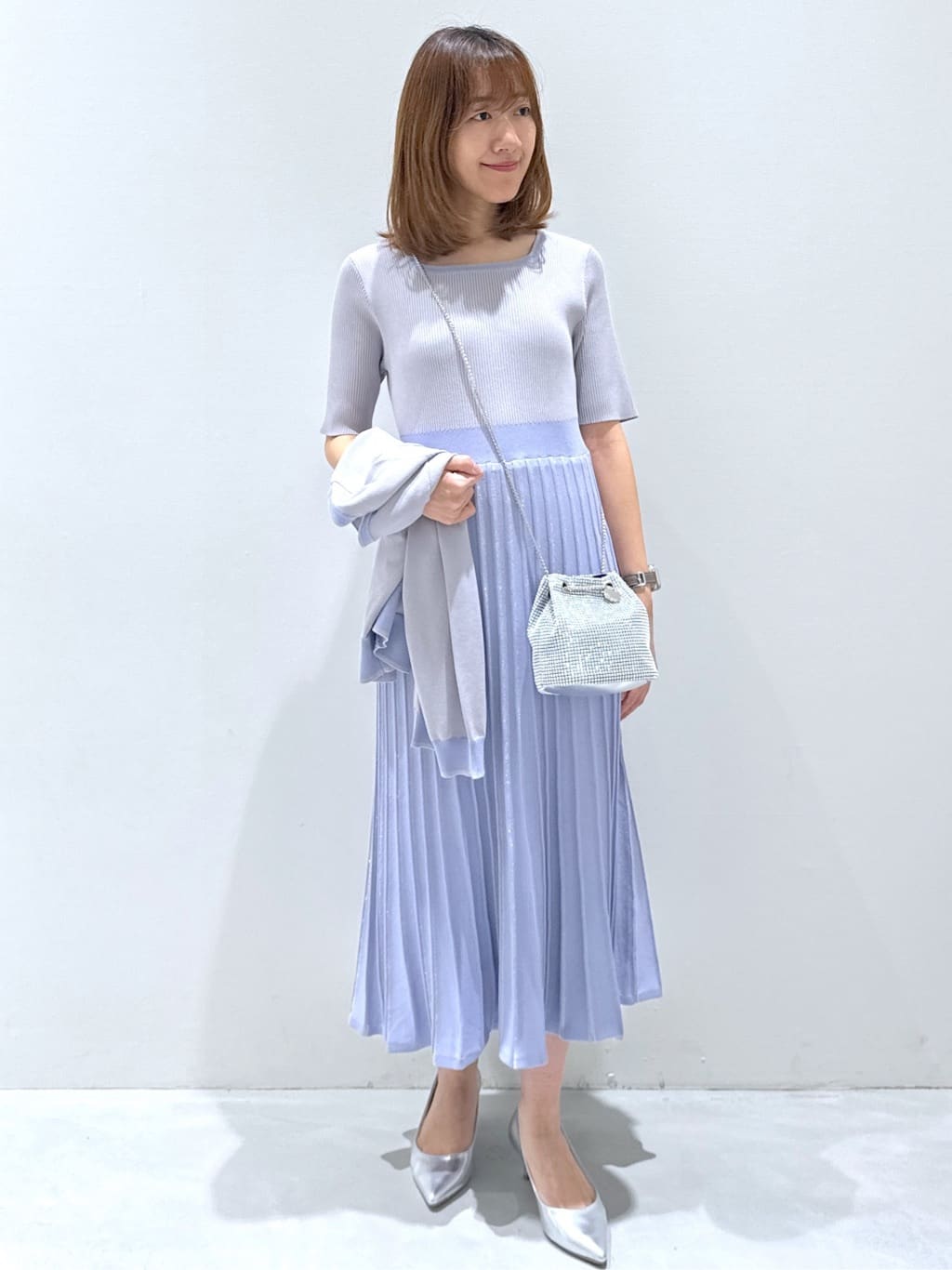 yukaさんの「OPAQUE.CLIP｜◆【6色展開】シャイニー素材巾着ミニショルダーバッグ」を使ったコーディネート