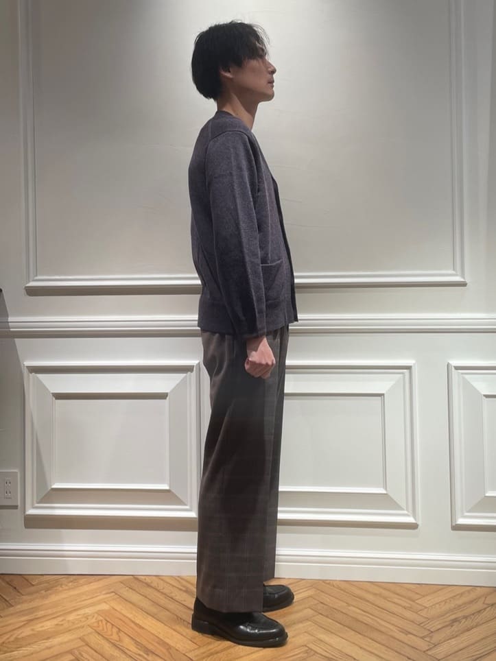 橋本さんの「DRESSTERIOR｜ウォッシャブル エンブレムカーディガン」を使ったコーディネート