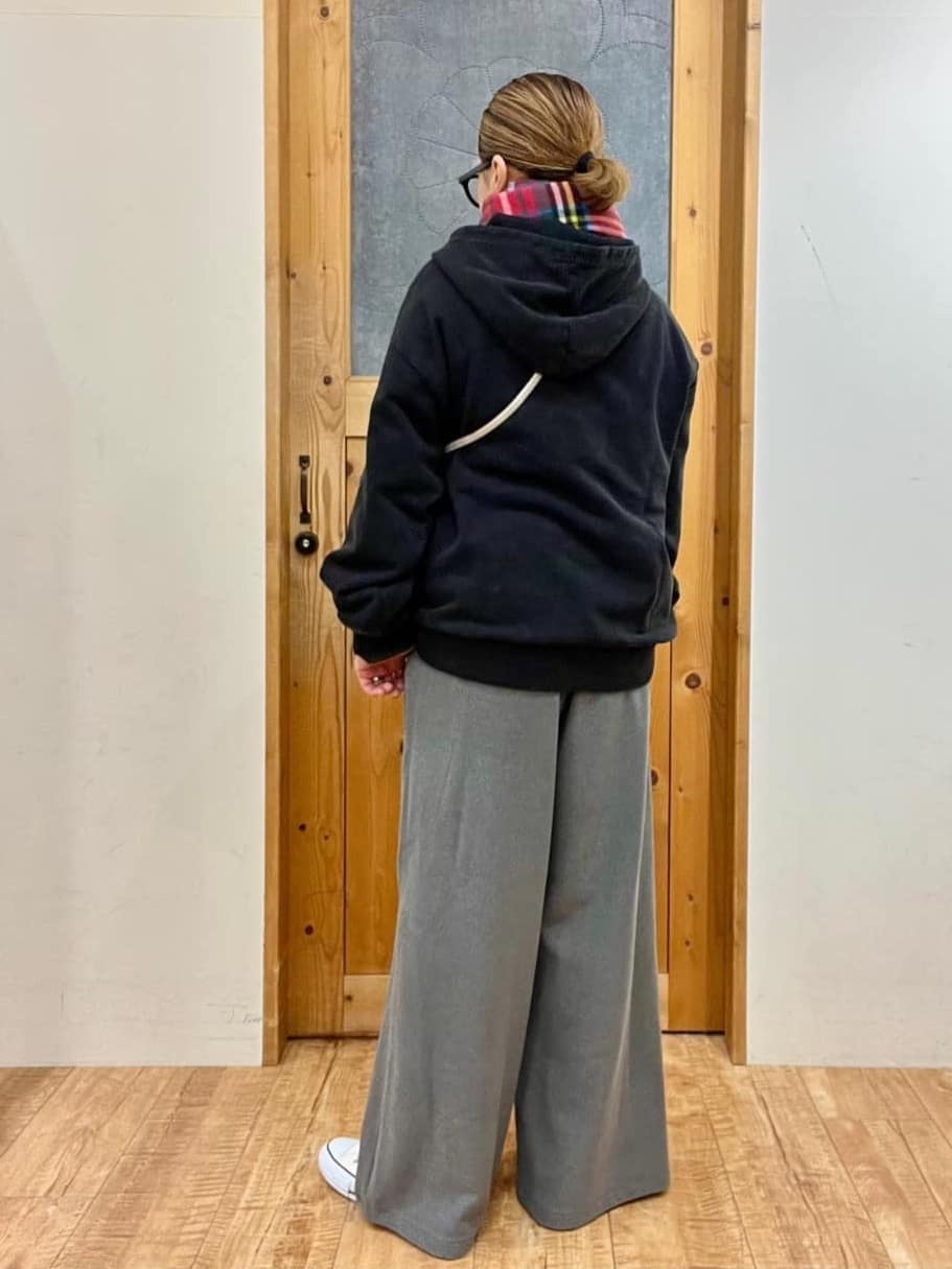 ゆみさんの「SHOO･LA･RUE｜【洗濯機可】ポケット付きが嬉しい ケミカル加工フーディ―」を使ったコーディネート