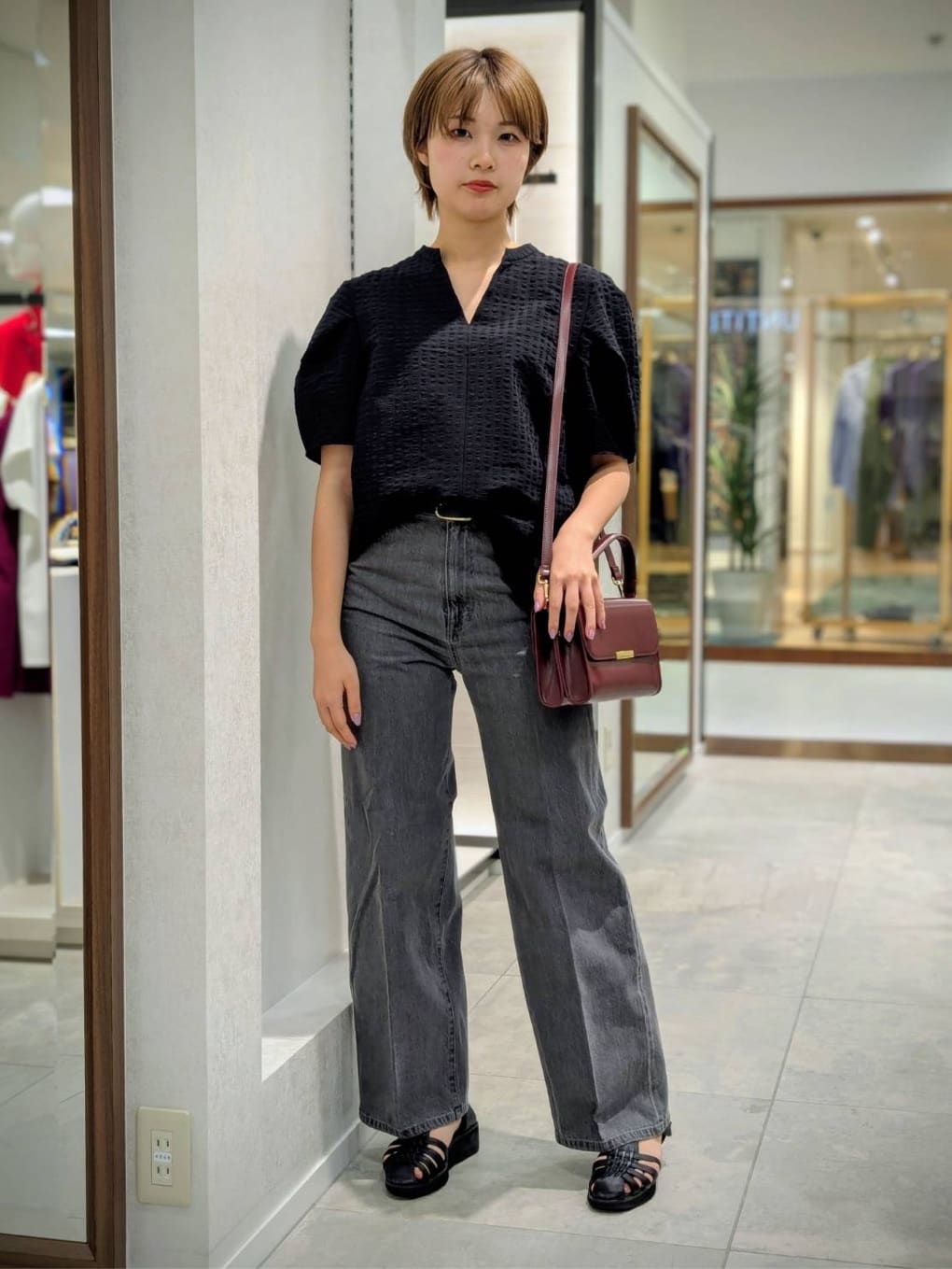 nonoさんの「UNTITLED｜【吸水速乾/ストレッチ/Vネック】フォルムスリーブ ブラウス」を使ったコーディネート