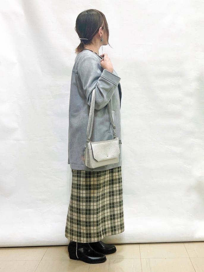 YUIさんの「SHOO･LA･RUE｜【洗濯機可/S-LL】スカラップネックが上品な ビジュー付きニット」を使ったコーディネート