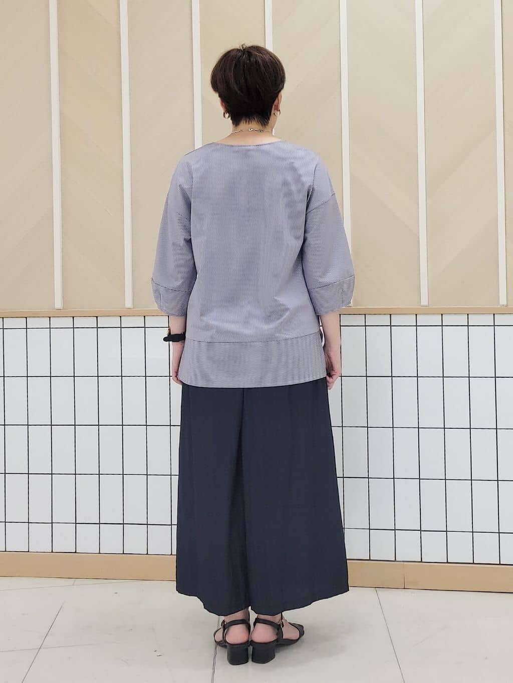 tomoさんの「COUP DE CHANCE｜【手洗い可】リラクシーフレアパンツ」を使ったコーディネート