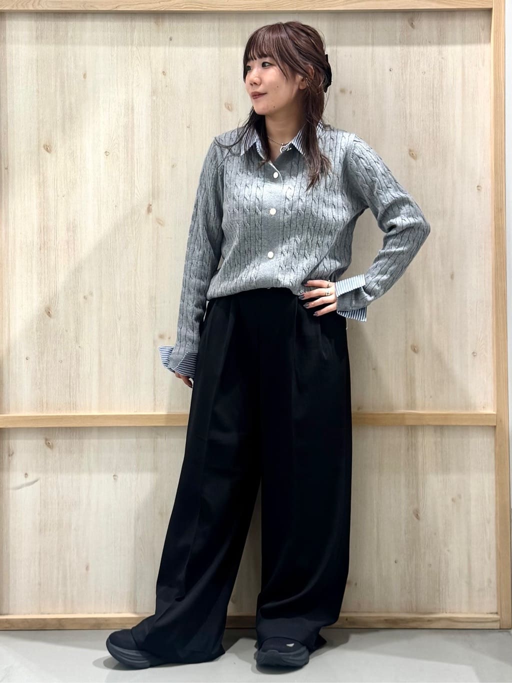 nanaさんの「THE SHOP TK｜【着るだけでコーデ完成】シャツレイヤード風 ケーブルニット」を使ったコーディネート