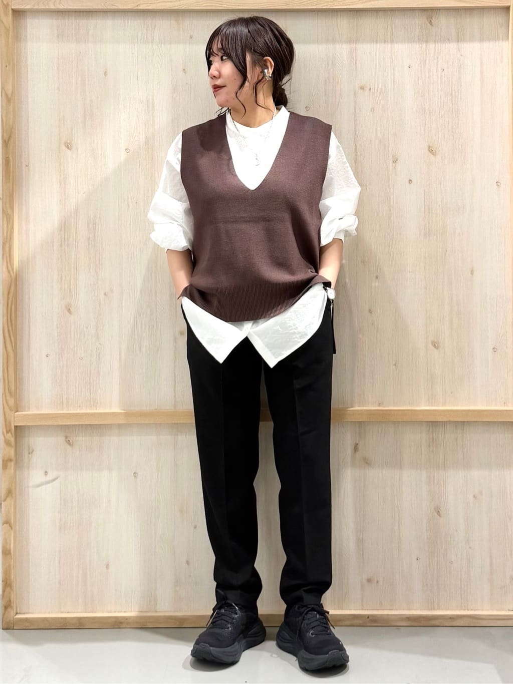 nanaさんの「THE SHOP TK｜【春まで着られる】ニットベスト＆ブラウスセット/洗濯機OK」を使ったコーディネート