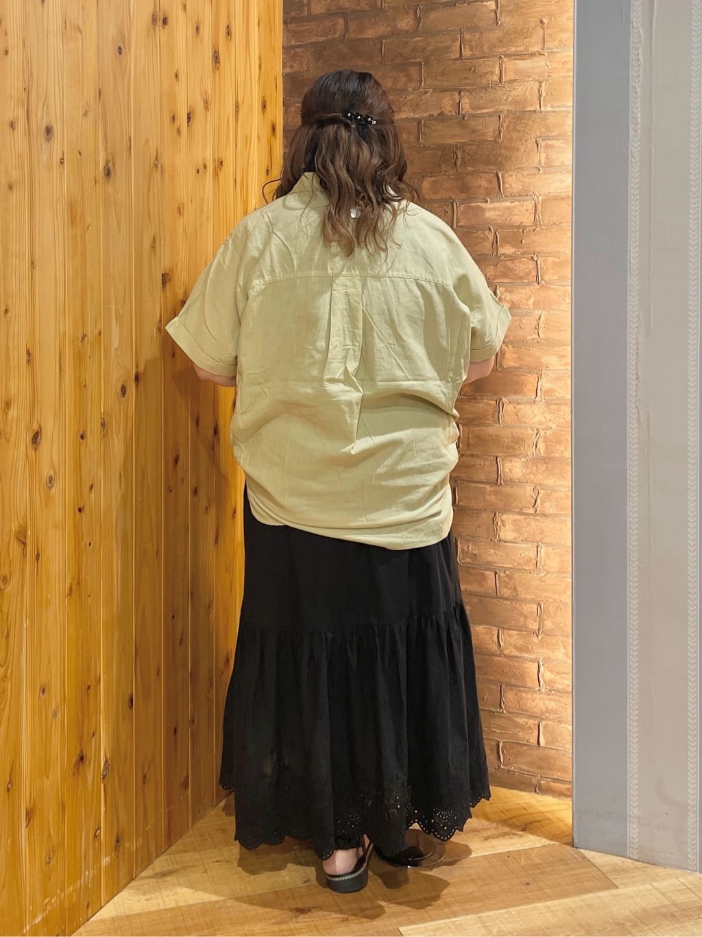 Risaさんの「SHOO･LA･RUE｜【S-LL/UV/接触冷感/抗菌防臭】体型を自然にカバー フレンチリネンブレンド襟付ドルマンシャツ」を使ったコーディネート