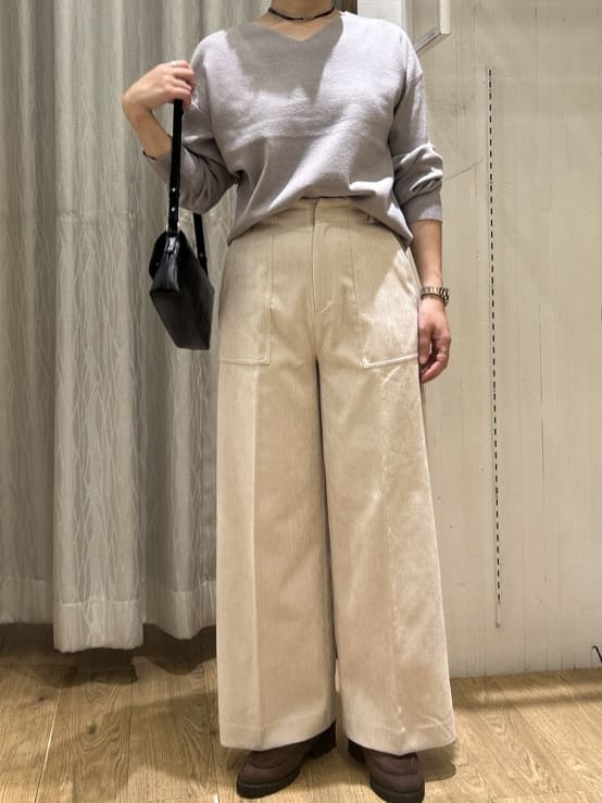 ga_riさんの「THE SHOP TK｜【すっきりシルエットが叶う】大人のためのVネックニット/毛玉になりにくい/静電気防止/洗濯機OK」を使ったコーディネート
