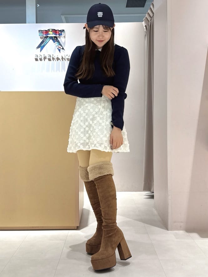 neinaさんの「ESPERANZA｜【ラク盛り／ニーハイブーツ】リピーター続出／脚長美脚 フェイクファーニーハイブーツ」を使ったコーディネート