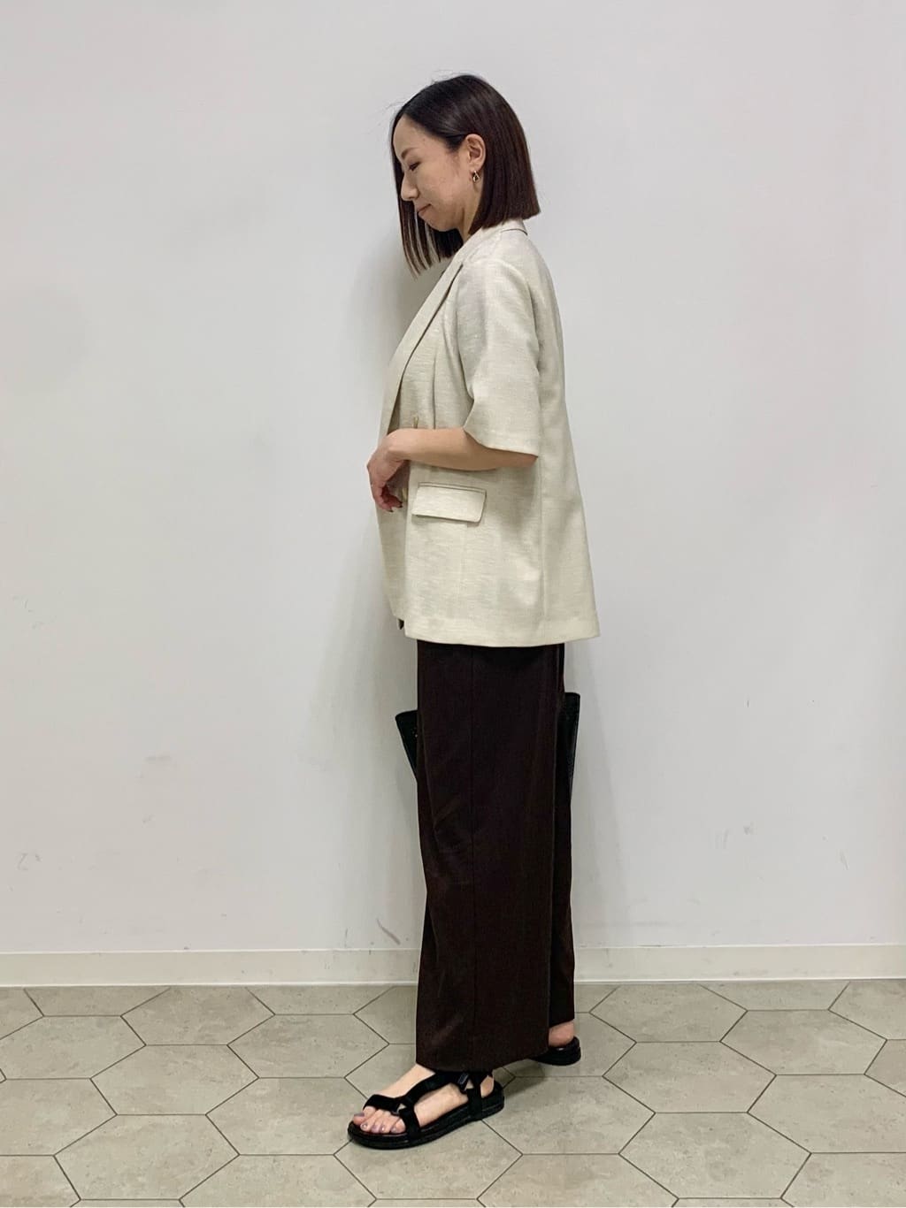 yurinaさんの「INDIVI｜【褒められパンツ／洗える／ウエストゴム】ワイドタックパンツ」を使ったコーディネート