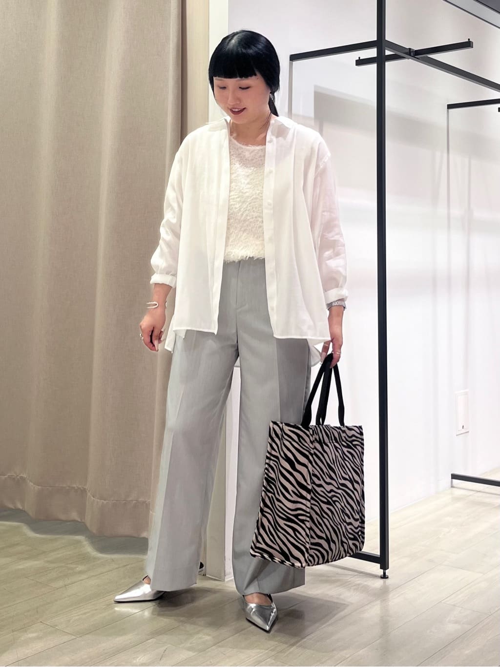 hasuさんの「INDIVI｜【体型カバー／清涼感】シアーオーバーシャツ」を使ったコーディネート