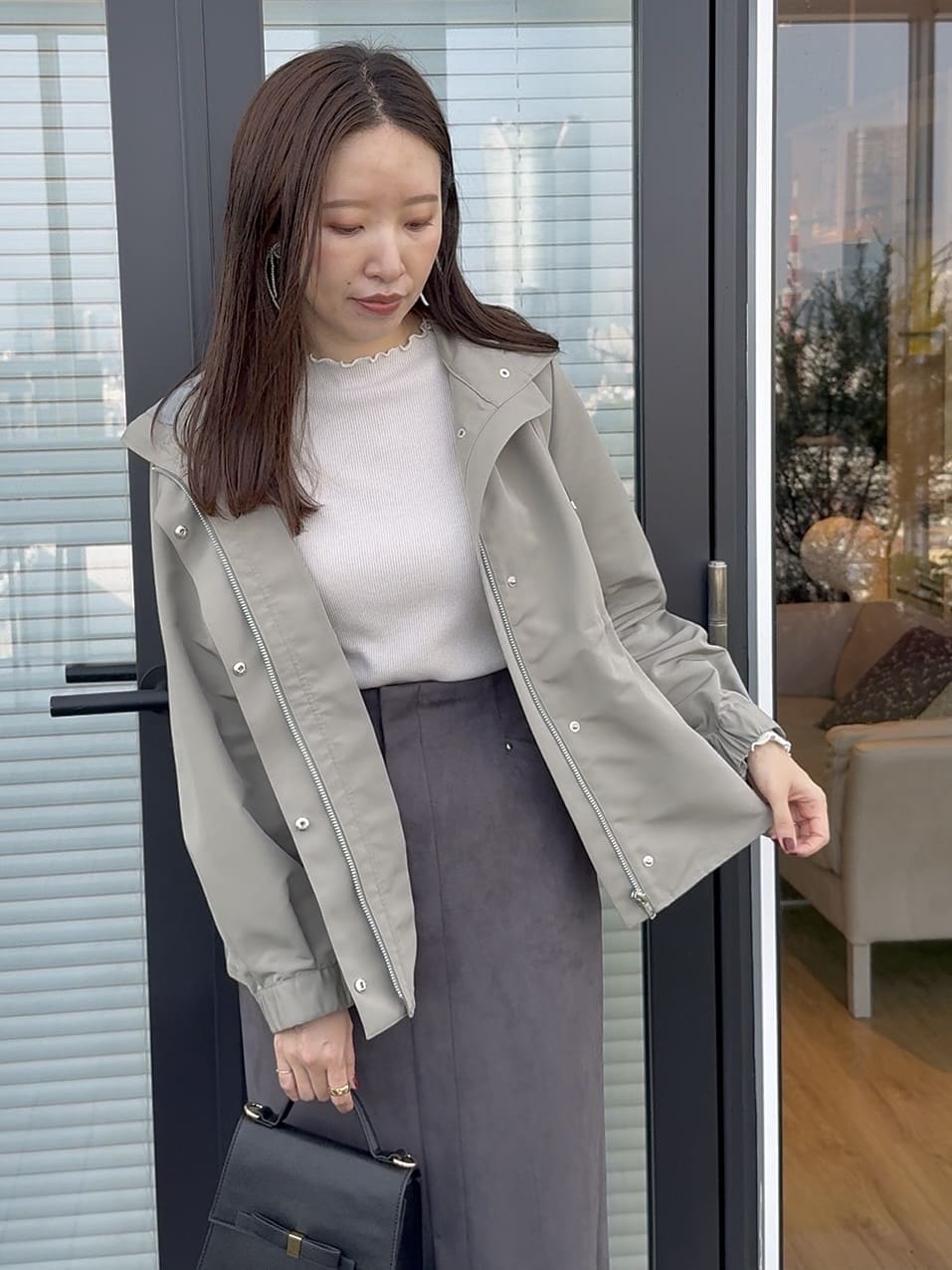 teiさんの「Couture brooch｜【洗える・ストレッチ・通勤】スエード調ダンボールIラインスカート」を使ったコーディネート