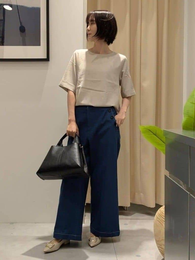 なめさんの「THE SHOP TK｜麻調メッシュブラウス【二の腕カバー/洗える】」を使ったコーディネート