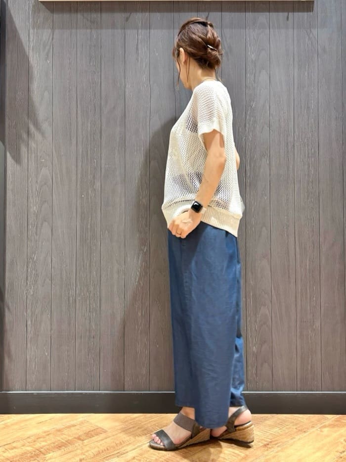 meiさんの「SHOO･LA･RUE｜【2点セット/S-LL】キラリと光るラメがポイント メッシュロゴニット+タンクトップ」を使ったコーディネート