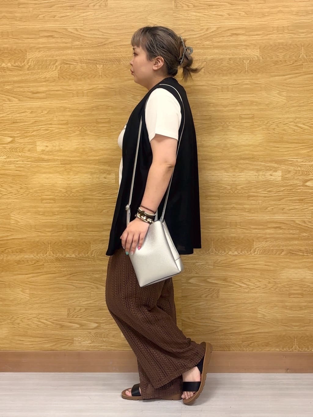 ぁむさんの「SHOO･LA･RUE｜【2点セット】着回しいろいろ ジレ＋ロゴTシャツ」を使ったコーディネート