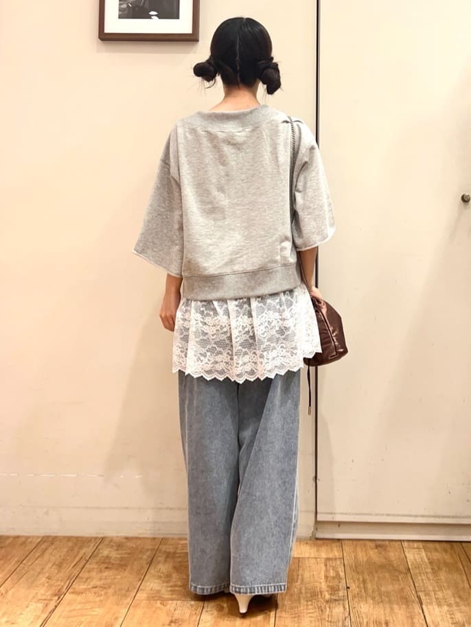 AIRIさんの「SHOO･LA･RUE｜【2点セット】ハーフスリーブミニ裏毛プルオーバー＆レースタンクトップセット」を使ったコーディネート