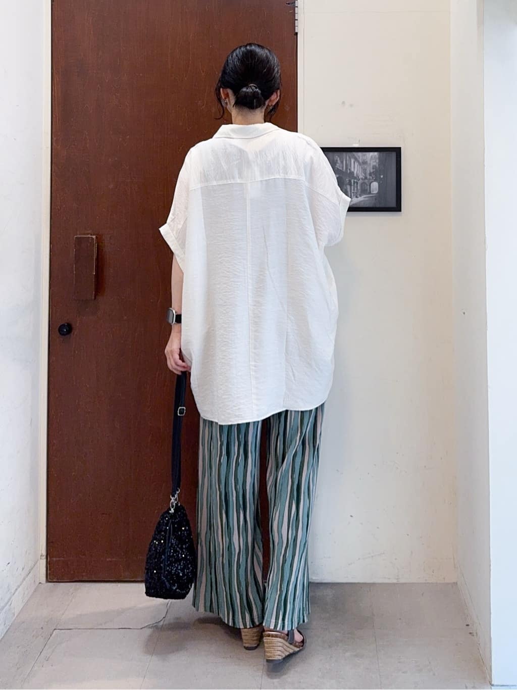 𝐇𝐢𝐫𝐨𝐦𝐢さんの「SHOO･LA･RUE｜【洗濯機可/柄が選べる】さらさら楽ちん プリーツ ワイドパンツ」を使ったコーディネート