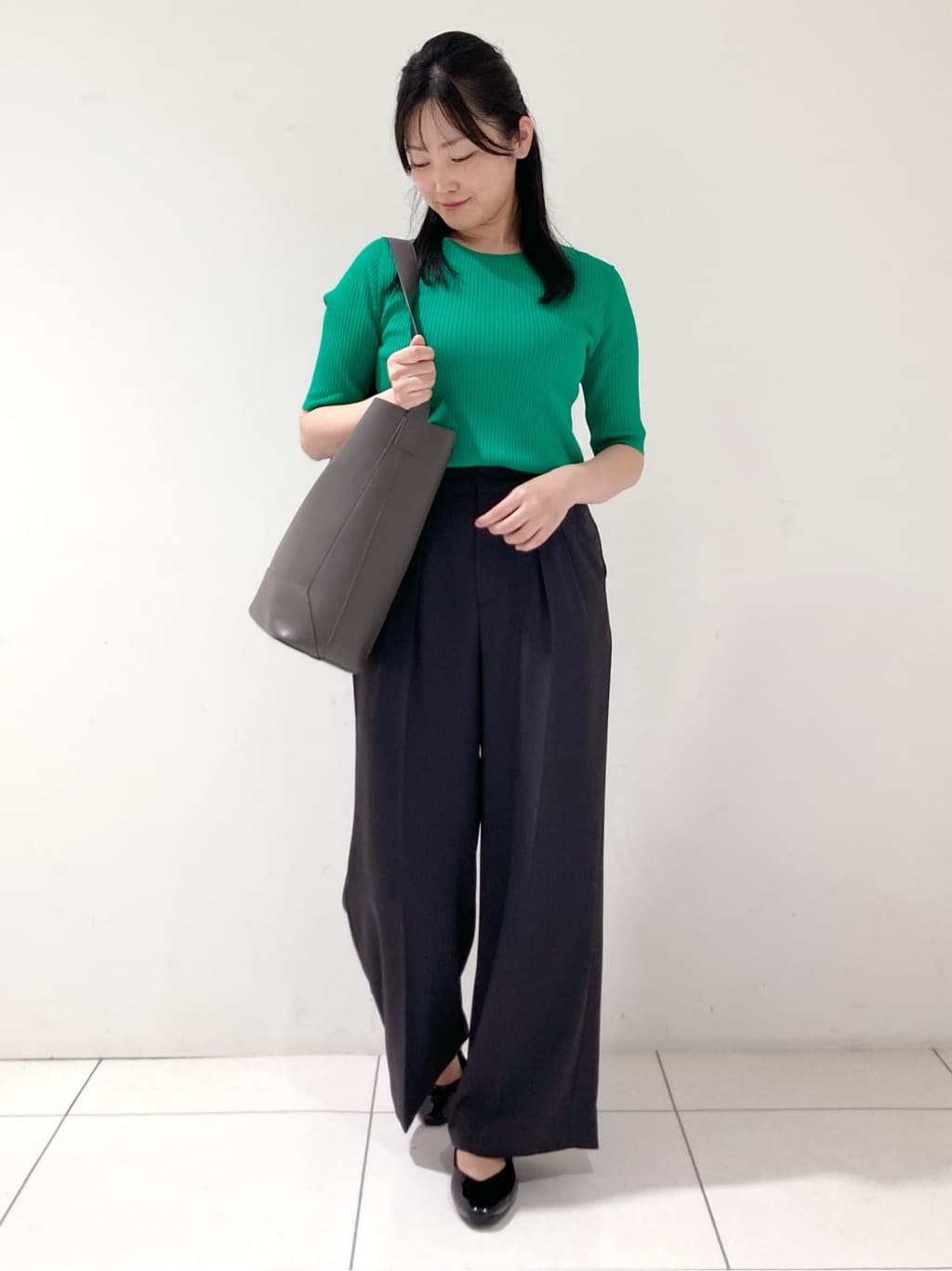 momokoさんの「INDIVI｜【インナーで活躍／アンサンブル】クルーネック半袖ニット」を使ったコーディネート