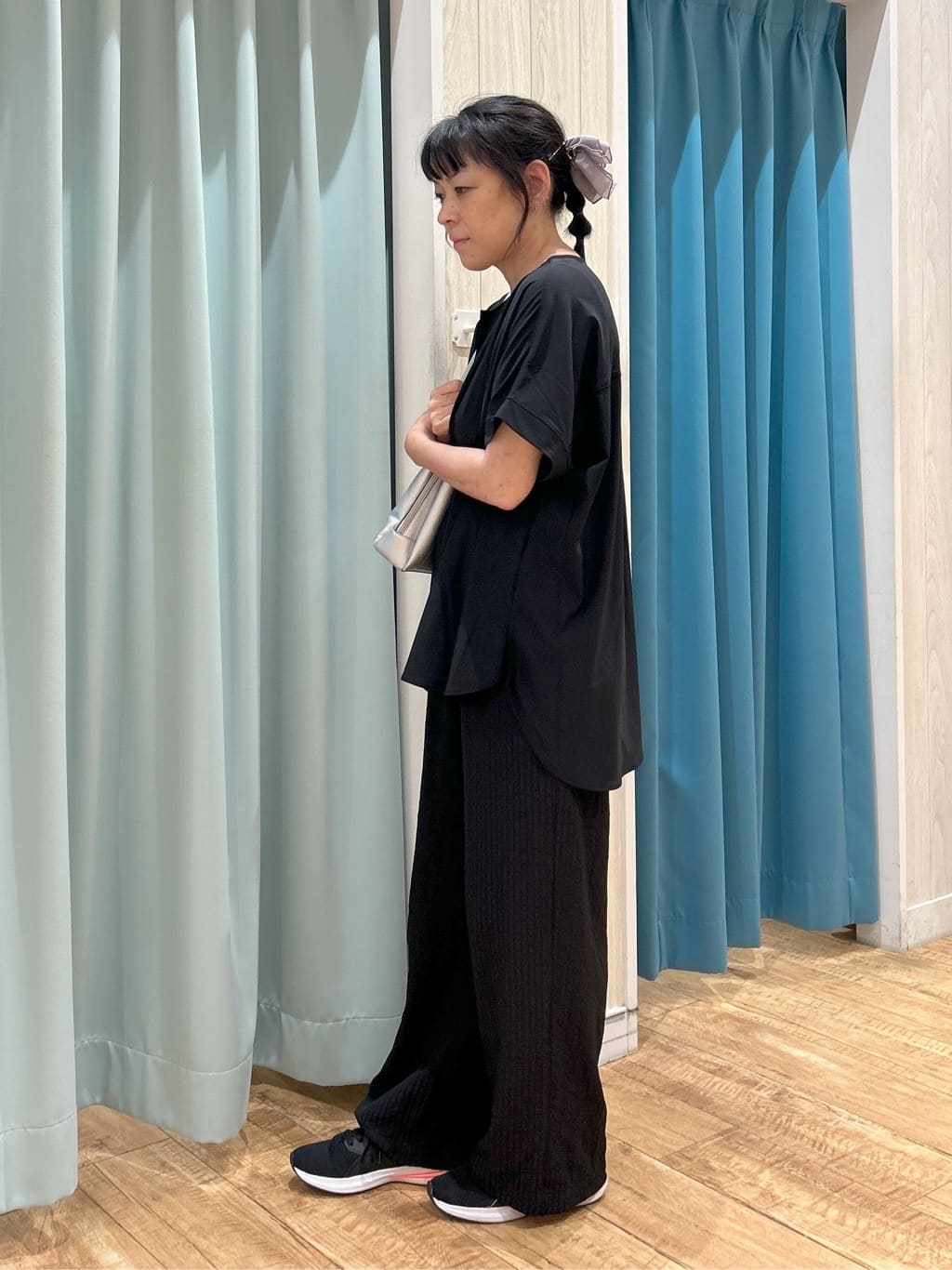わかさんの「SHOO･LA･RUE｜【S-LL】さらりとしたタッチが上品見え ワンボタンデザイン トップス」を使ったコーディネート