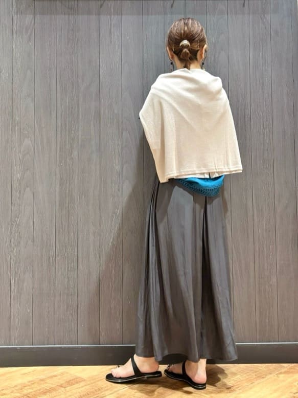 meiさんの「SHOO･LA･RUE｜【S-LL/ひんやり/UV】手の甲まで隠れる トッパーカーディガン」を使ったコーディネート