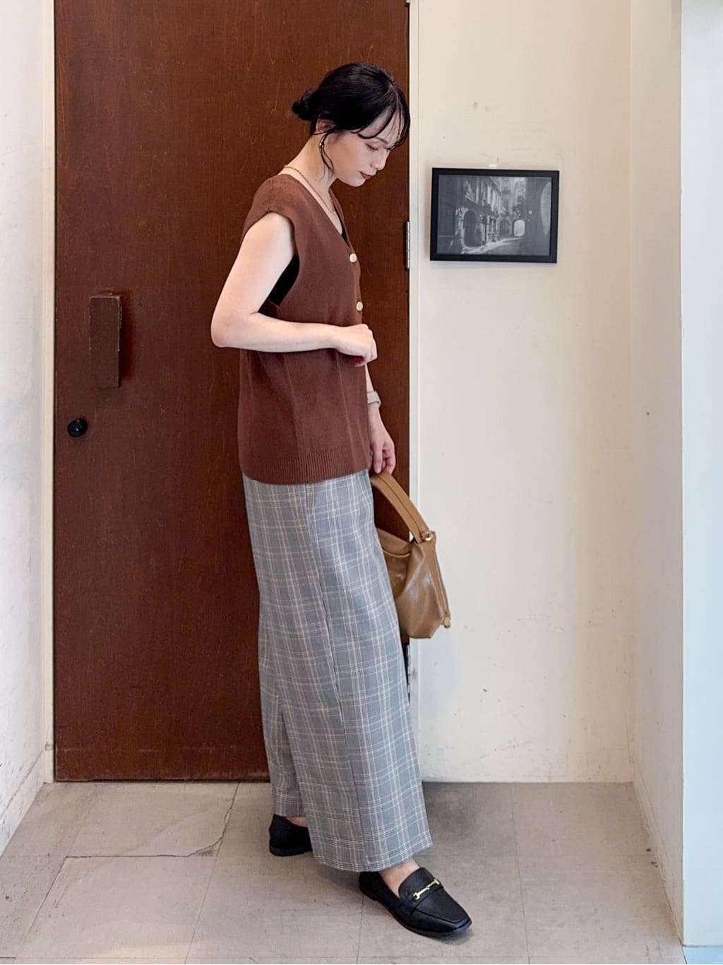 𝐇𝐢𝐫𝐨𝐦𝐢さんの「SHOO･LA･RUE｜【S-LL】ゴールドボタンが上品 大人のニットベスト」を使ったコーディネート