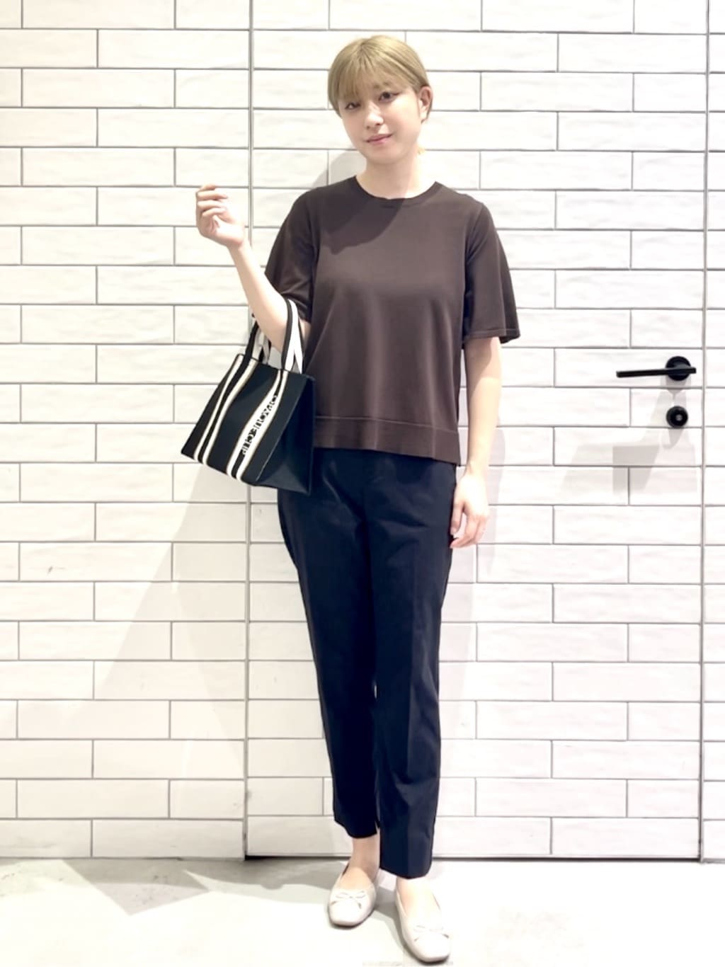 しおりさんの「OPAQUE.CLIP｜麻混ハイストレッチイージースティックパンツ【洗濯機洗い可】」を使ったコーディネート