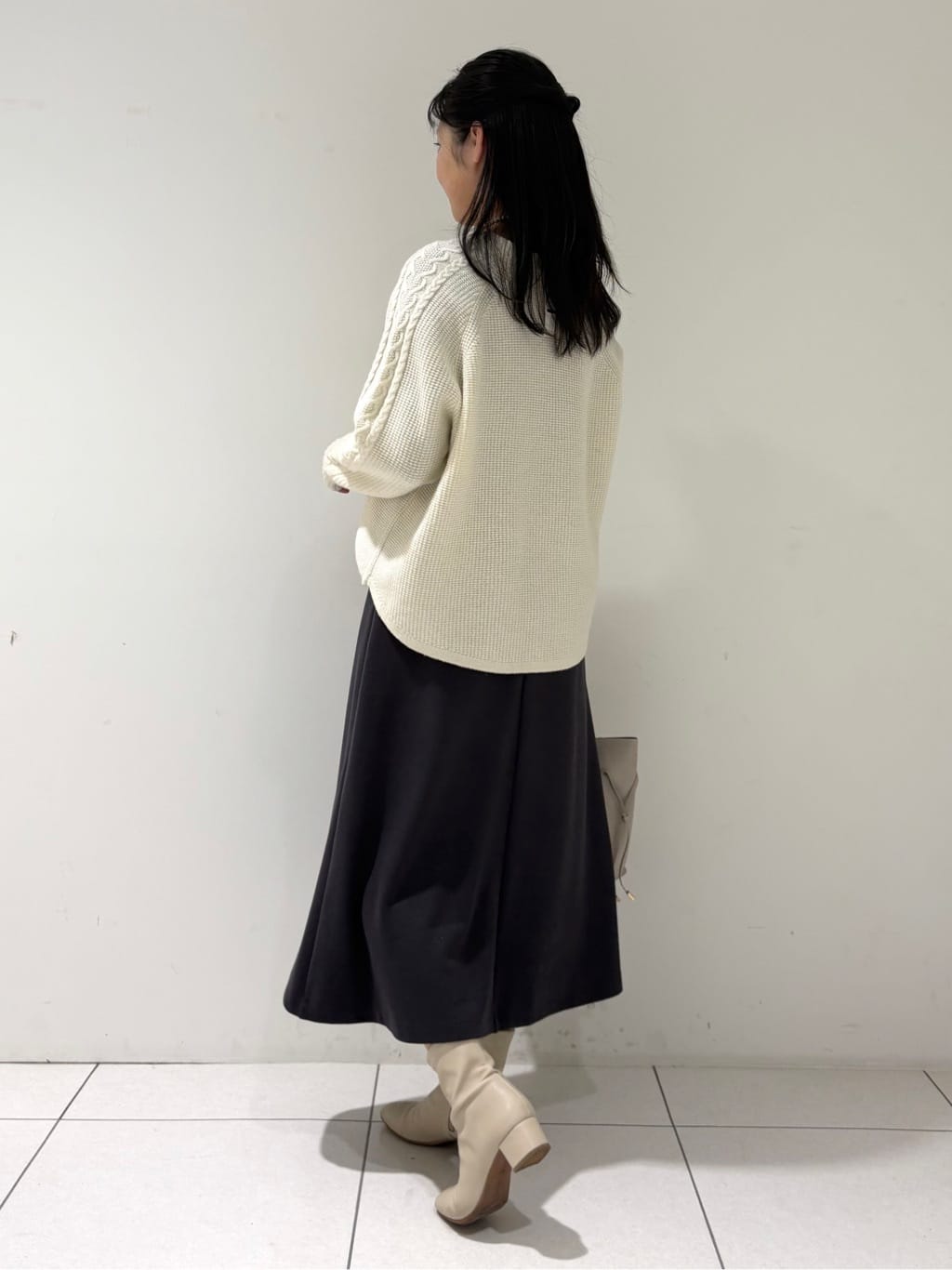 momokoさんの「INDIVI｜【洗える】ケーブルデザイン ラウンドヘムニット」を使ったコーディネート